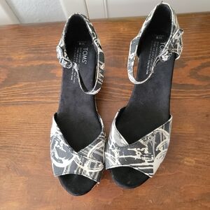 TOMS Women's Black and White Sandals Wedge Sz 8